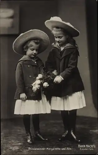 Ak Prinzessinnen Margarethe und Alix von Sachsen, Standportrait mit Blumenstrauß