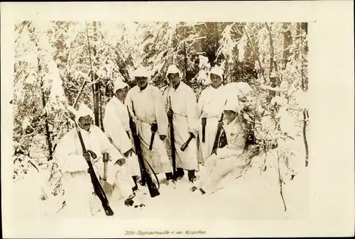 Foto Ak Jägerpatrouille in den Karpaten, Deutsche Soldaten in Uniform, Winter, Schneetarn