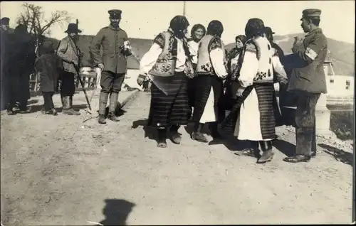 Foto Ak Jassinja Kőrösmező Ukraine, Straßenbild, deutsche Soldaten, Frauen in Tracht, 1. WK