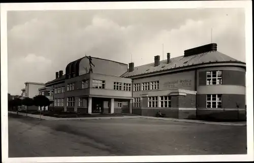 Ak Jičín Jitschin Reg. Königgrätz, Schulgebäude, Cesky raj