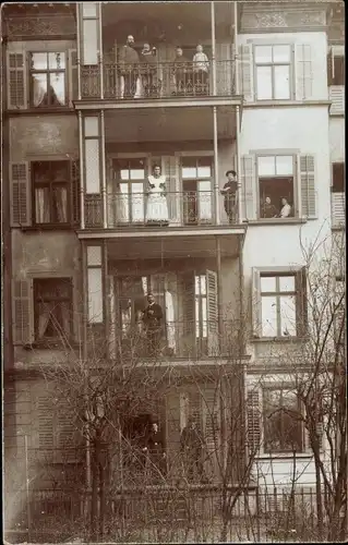 Foto Ak Zürich Stadt Schweiz, Wohnhaus, Anwohner auf Balkonen und am Fenster