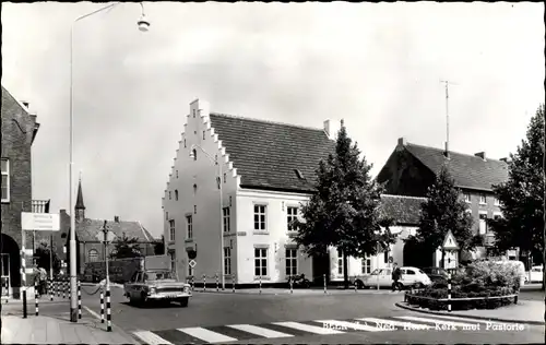 Ak Beek Limburg Niederlande, Ned. Herv. Kerk met Pastorie