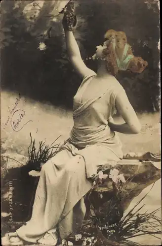 Ak Portrait einer Frau mit Weintrauben