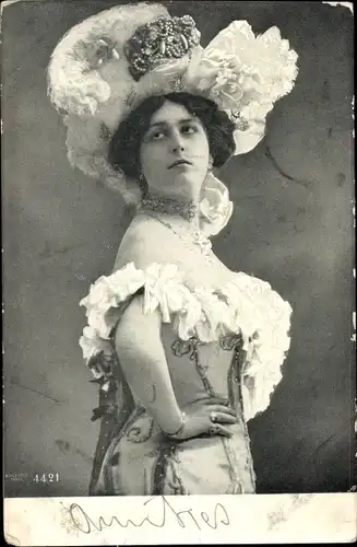Foto Ak Portrait einer Frau mit Hut