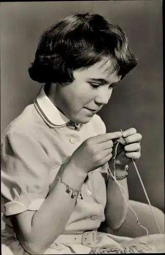 Ak Prinzessin Marijke der Niederlande, Portrait, strickend, Soestdijk 1959