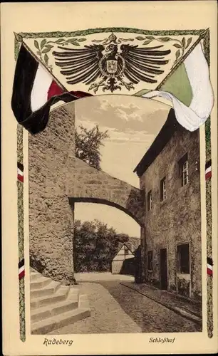 Passepartout Ak Radeberg Sachsen, Schlosshof, Adler, Fahnen