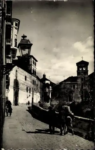 Ak Granada Andalusien Spanien, Calle tipica, Straßenpartie, Glockenturm