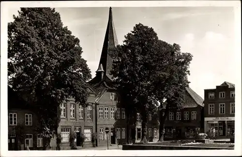 Ak Lütjenburg in Holstein, Dorpfplatz, Kirche