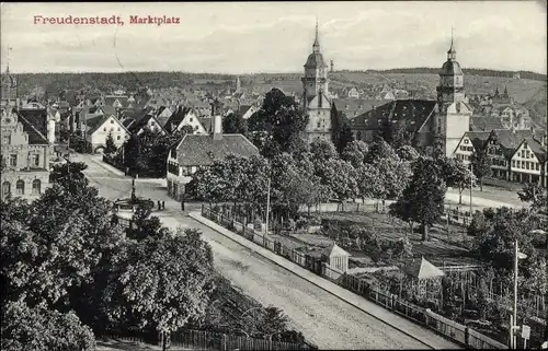 Ak Freudenstadt im Nordschwarzwald, Partie am Marktplatz, Kirche, Garten, Brunnen, Wohnhäuser