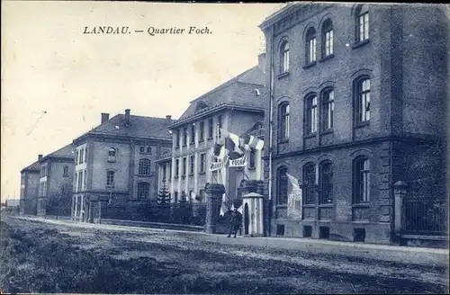 Ak Landau in der Pfalz, Quartier Foch, Kaserne, Wache, Fahnen