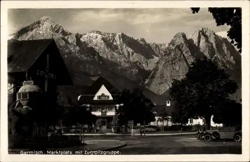 Ak Garmisch Partenkirchen in Oberbayern, Marktplatz mit Zugspitzgruppe