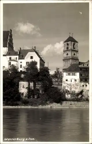 Ak Wasserburg am Inn in Oberbayern, Blick vom Fluss aus zum Ort, Kirchturm