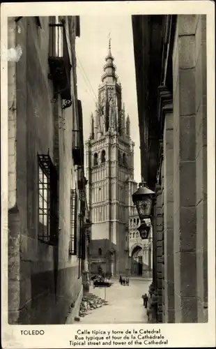 Ak Toledo Kastilien La Mancha Spanien, Calle tipica y torre de la Catedral