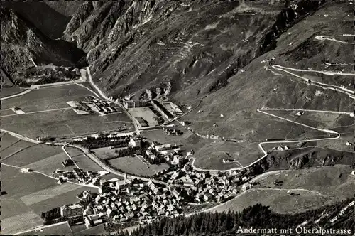 Ak Andermatt Kanton Uri, Totalansicht mit Oberalpstraße