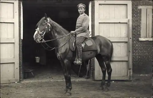 Foto Ak Deutscher Soldat in Uniform, Pferd, Futtermeister