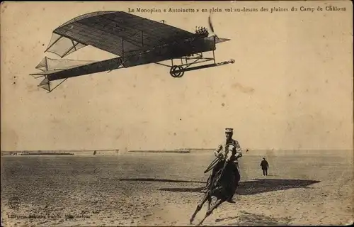 Ak Camp de Chalons, Le Monoplan Antoinette en plein vol, Französisches Kampfflugzeug, Reiter