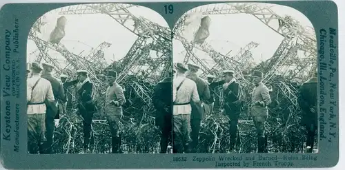 Stereo Foto French troops inspecting a wrecked Zeppelin, I WK