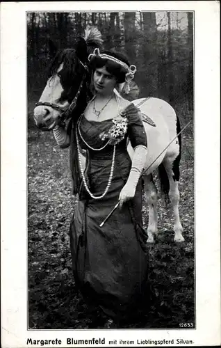 Ak Margarete Blumenfeld mit ihrem Lieblingspferd Silvan