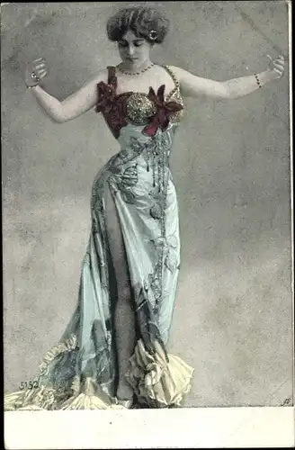 Ak Portrait einer Frau in blauem Kleid mit hohem Beinschlitz