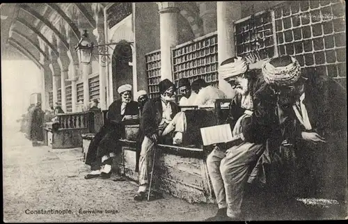 Ak Konstantinopel Istanbul Türkei, Türke beim Lesen, Cafe arabe, Türkische Tracht