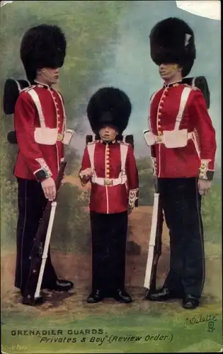 Ak Grenadier Guards, Britische Wachsoldaten in Uniformen