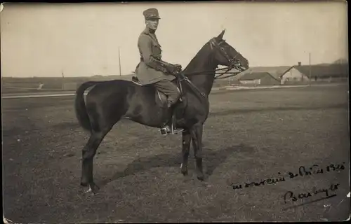 Foto Ak Schweizerischer Soldat zu Pferde, Schweizerische Armee, 1925