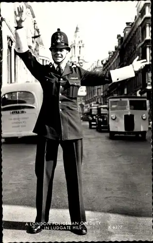 Ak London City, Policeman on duty in Ludgate Hill, Verkehrspolizist