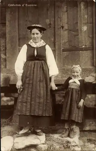 Ak Kanton Wallis, Costumes d'Evolene, Frau mit Kind, Schweizerische Tracht