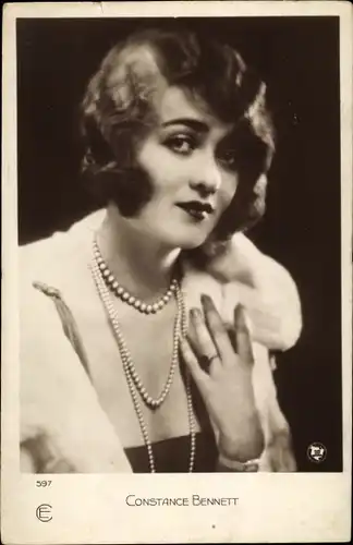 Ak Schauspielerin Constance Bennett, Portrait, Perlenkette
