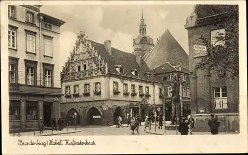 Ak Brandenburg an der Havel, Kurfürstenhaus, Passanten