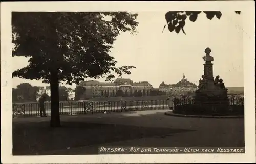 Foto Ak Dresden Altstadt, Auf der Terrasse, Blick nach Neustadt, Denkmal