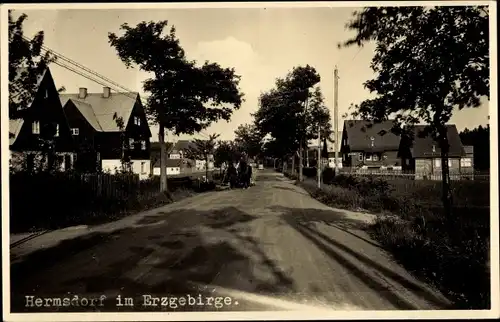 Foto Ak Hermsdorf im Erzgebirge, Straßenpartie am Bahnhof, Häuser