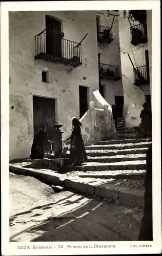 Foto Ak Ibiza Balearische Inseln, Fuente de la Drasaneta, Trachten, Brunnen