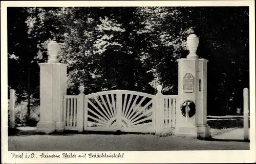 Ak Varel in Oldenburg Jadebusen, Steinerne Pfeiler mit Gedächtnistafel