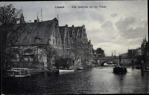 Ak Hansestadt Lübeck, Alte Speicher an der Trave