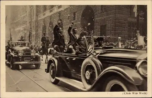 Ak New York City USA, Dieudonné Costes und Maurice Bellonte nach Atlantikflug am Broadway, Auto