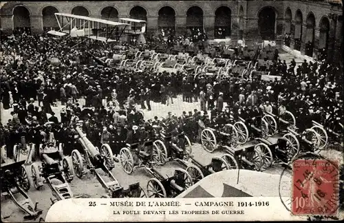 Ak Paris, Musee de l'Armee, la Foule devant les Trophees de Guerre, I WK