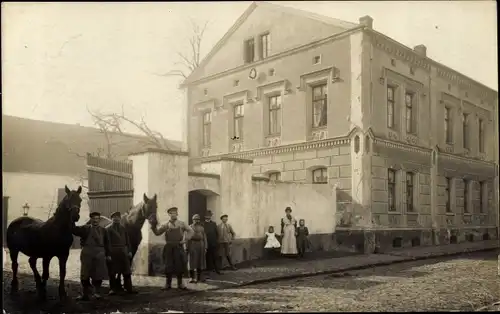 Foto Ak Ostrau Bad Schandau in Sachsen, Männer mit Pferden, Wohnhaus