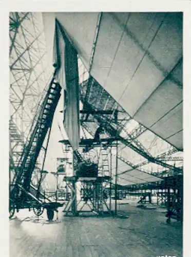 Sammelbild Zeppelin Weltfahrten Nr. 77 LZ 127 Technisches, Überziehen der Hülle