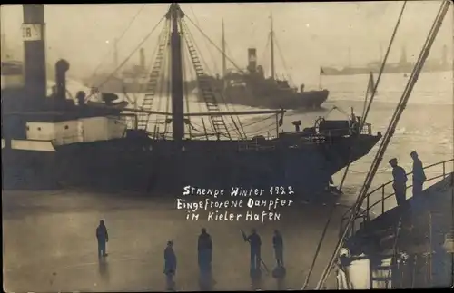 Foto Ak Kiel in Schleswig Holstein, Eingefrorene Dampfer im Hafen 1922