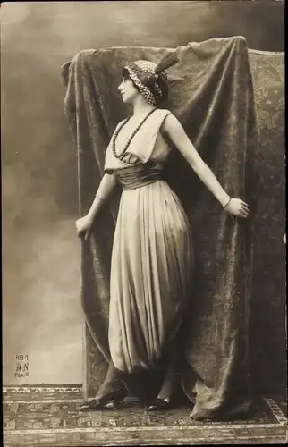 Ak Standportrait einer Frau mit Hut und Hosenkleid