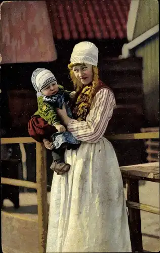 Ak Junge Frau mit Kind in niederländischer Tracht, Portrait