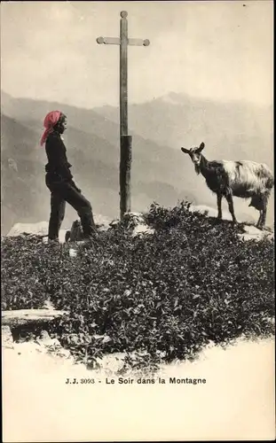 Ak Le Soir dans la Montagne, Frau am Kreuz, Ziege, Bäuerin