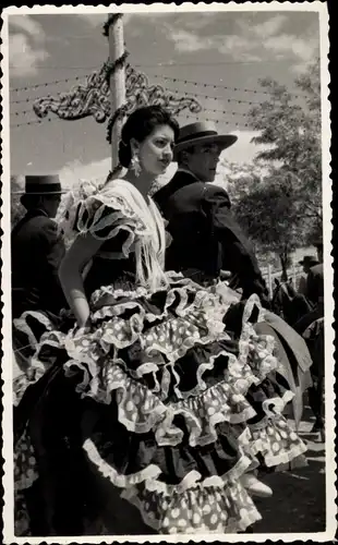 Foto Frau in spanischer Tracht, Kleid, Fest, Festschmuck