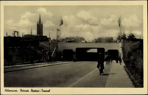 Ak Hilversum Nordholland Niederlande, Prinses Beatrix-Tunnel, Kirchturm, Radfahrer