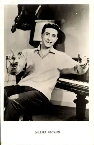 Ak Schauspieler Gilbert Becaud, Portrait am Piano