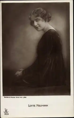 Ak Schauspielerin Lotte Neumann, Sitzportrait