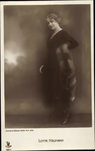 Ak Schauspielerin Lotte Neumann, Standportrait