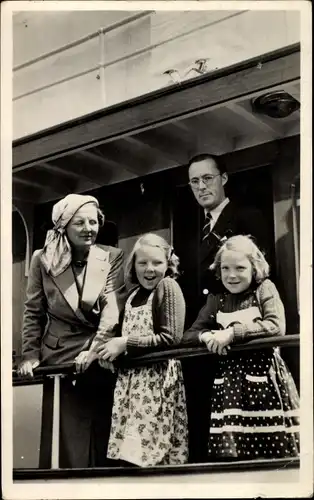 Ak Königin Juliana der Niederlande, Prinz Bernhard, Beatrix, Irene, Terschelling 1948, Piet Hein