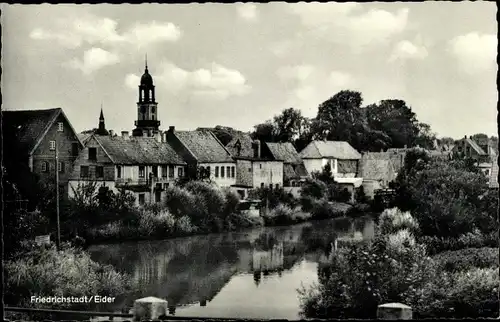 Ak Friedrichstadt Eider, Ortschaft mit Kirche und Teich